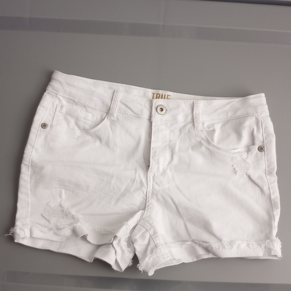 True Craft  Women's White Denim Distressed Cuffed Shorts Junior Size 16 - Picture 2 of 8
